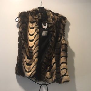 Frank Lyman faux fur vest, size 4, with tags